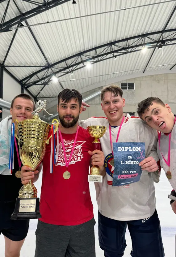 Hráči slaví s pohárem a diplomem za 1. místo